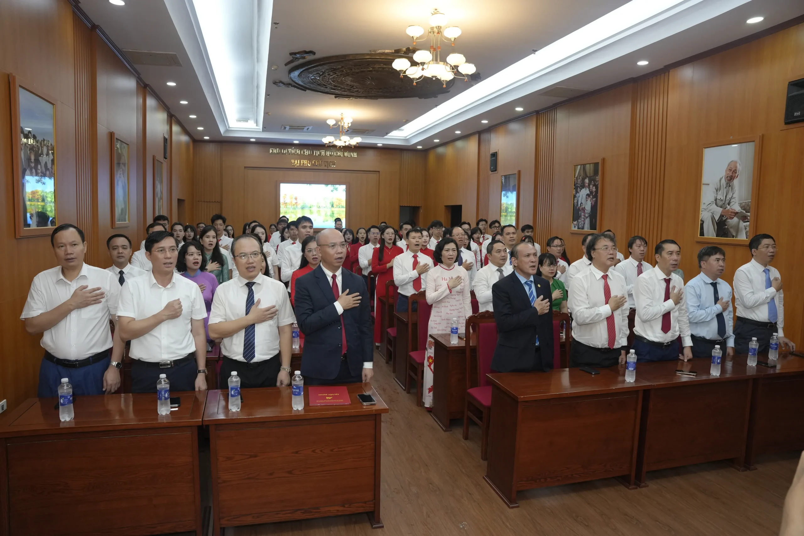 LỄ BÁO CÔNG DÂNG BÁC VÀ LỄ KẾT NẠP ĐẢNG VIÊN TẠI PHỦ CHỦ TỊCH