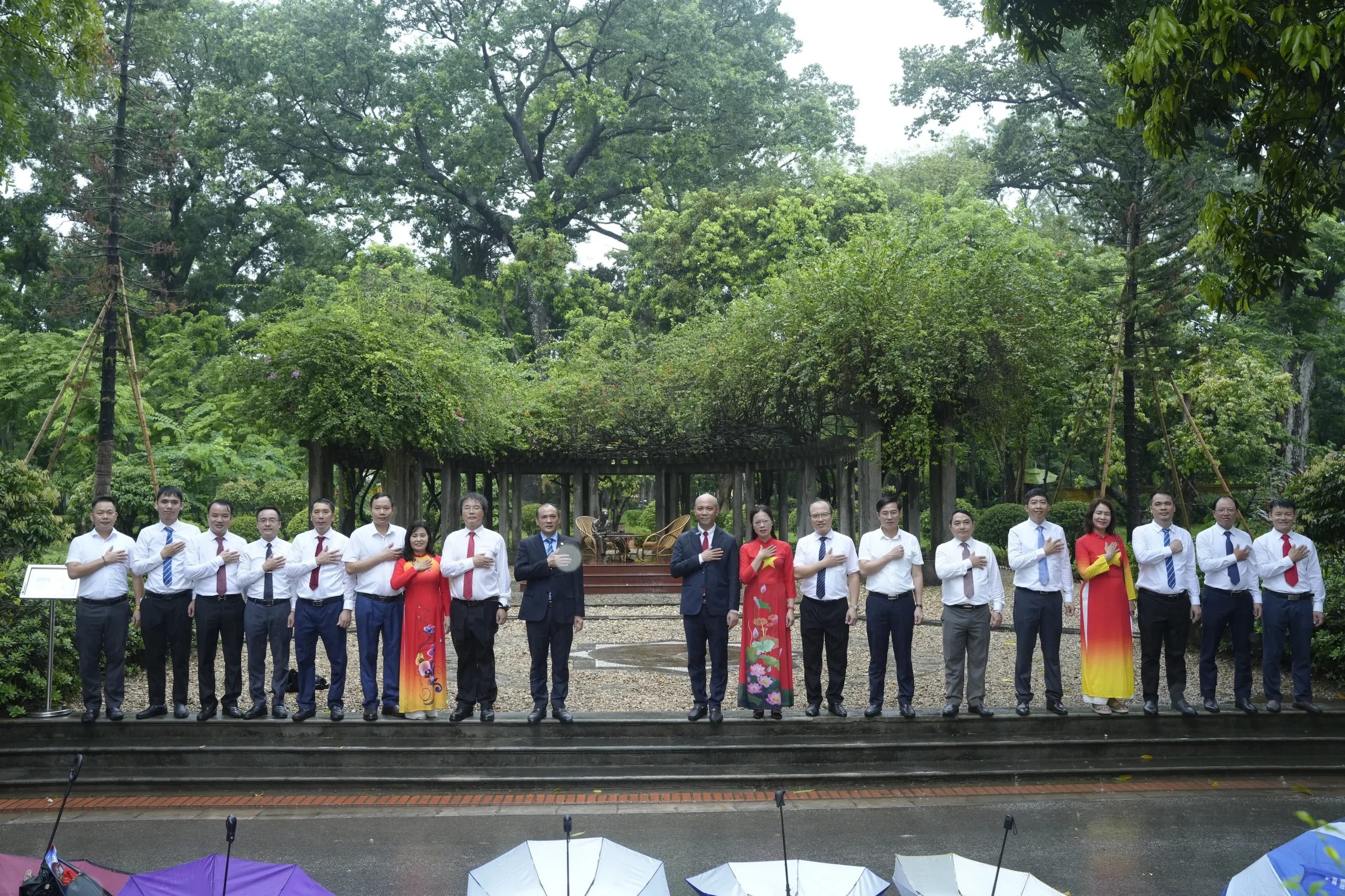 LỄ BÁO CÔNG DÂNG BÁC VÀ LỄ KẾT NẠP ĐẢNG VIÊN TẠI PHỦ CHỦ TỊCH