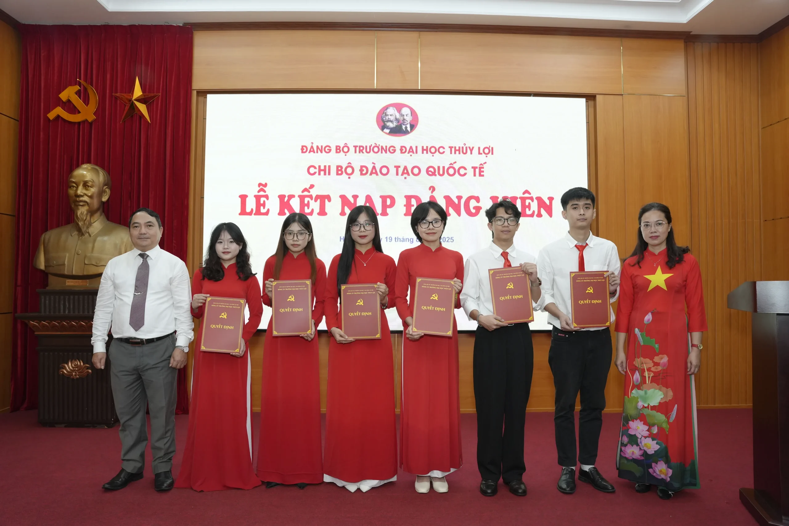 LỄ BÁO CÔNG DÂNG BÁC VÀ LỄ KẾT NẠP ĐẢNG VIÊN TẠI PHỦ CHỦ TỊCH