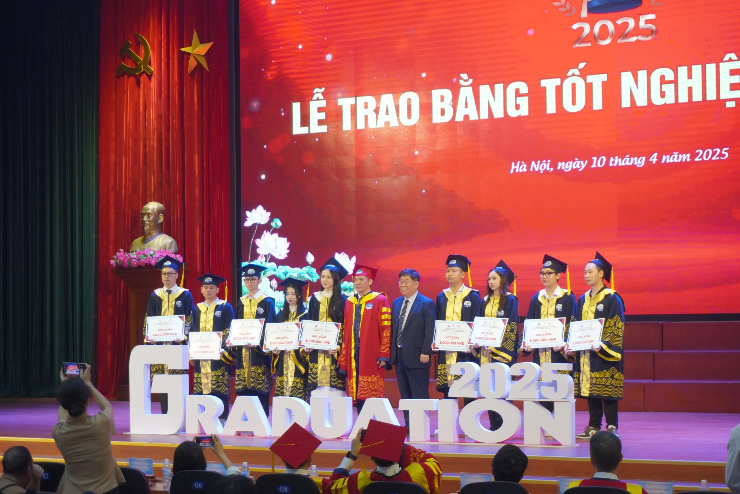 LỄ TỐT NGHIỆP VÀ TRAO BẰNG KỸ SƯ NĂM 2025 – DẤU MỐC TRƯỞNG THÀNH CỦA CÁC TÂN KỸ SƯ