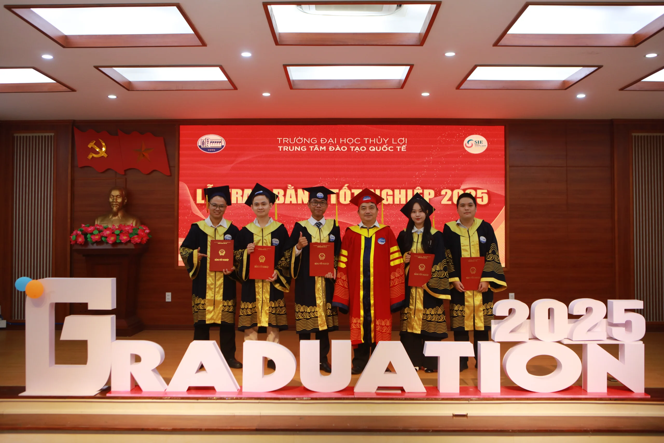 LỄ TRAO BẰNG TỐT NGHIỆP CỦA SINH VIÊN TRUNG TÂM ĐÀO TẠO QUỐC TẾ NĂM 2025