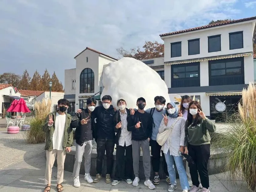 [HUMANS OF SIE] ANH ĐỖ HOÀI SƠN – CỰU SINH VIÊN KHÓA 61NKN: HÀNH TRÌNH KHÁM PHÁ THẾ GIỚI TỪ MỘT SINH VIÊN NĂNG ĐỘNG