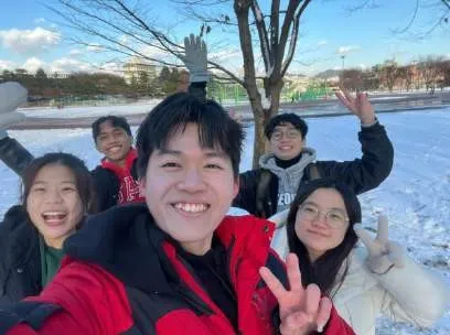 [HUMANS OF SIE] ANH ĐỖ HOÀI SƠN – CỰU SINH VIÊN KHÓA 61NKN: HÀNH TRÌNH KHÁM PHÁ THẾ GIỚI TỪ MỘT SINH VIÊN NĂNG ĐỘNG