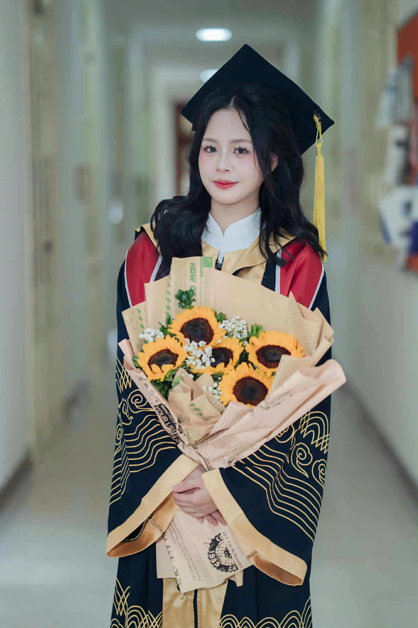 [HUMANS OF SIE] ĐỖ KHÁNH LINH – CỰU SINH VIÊN KHÓA 63 NGÀNH NGÔN NGỮ ANH DẤU ẤN THANH XUÂN VỚI NHỮNG BƯỚC CHÂN CỐNG HIẾN