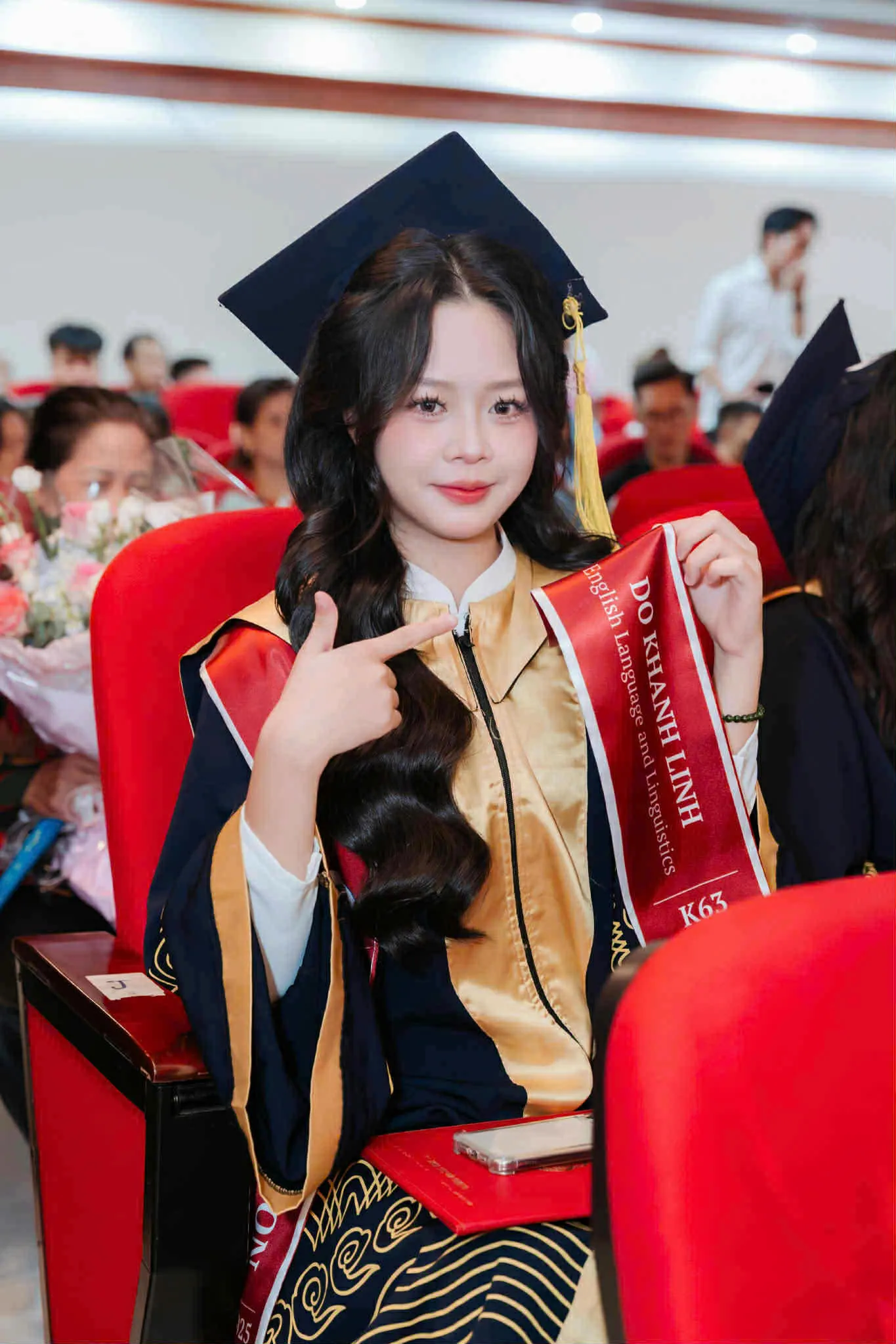 [HUMANS OF SIE] ĐỖ KHÁNH LINH – CỰU SINH VIÊN KHÓA 63 NGÀNH NGÔN NGỮ ANH DẤU ẤN THANH XUÂN VỚI NHỮNG BƯỚC CHÂN CỐNG HIẾN