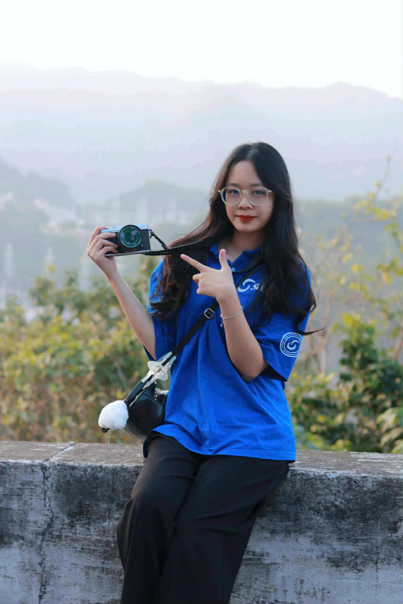 [HUMANS OF SIE] ĐỖ KHÁNH LINH – CỰU SINH VIÊN KHÓA 63 NGÀNH NGÔN NGỮ ANH DẤU ẤN THANH XUÂN VỚI NHỮNG BƯỚC CHÂN CỐNG HIẾN