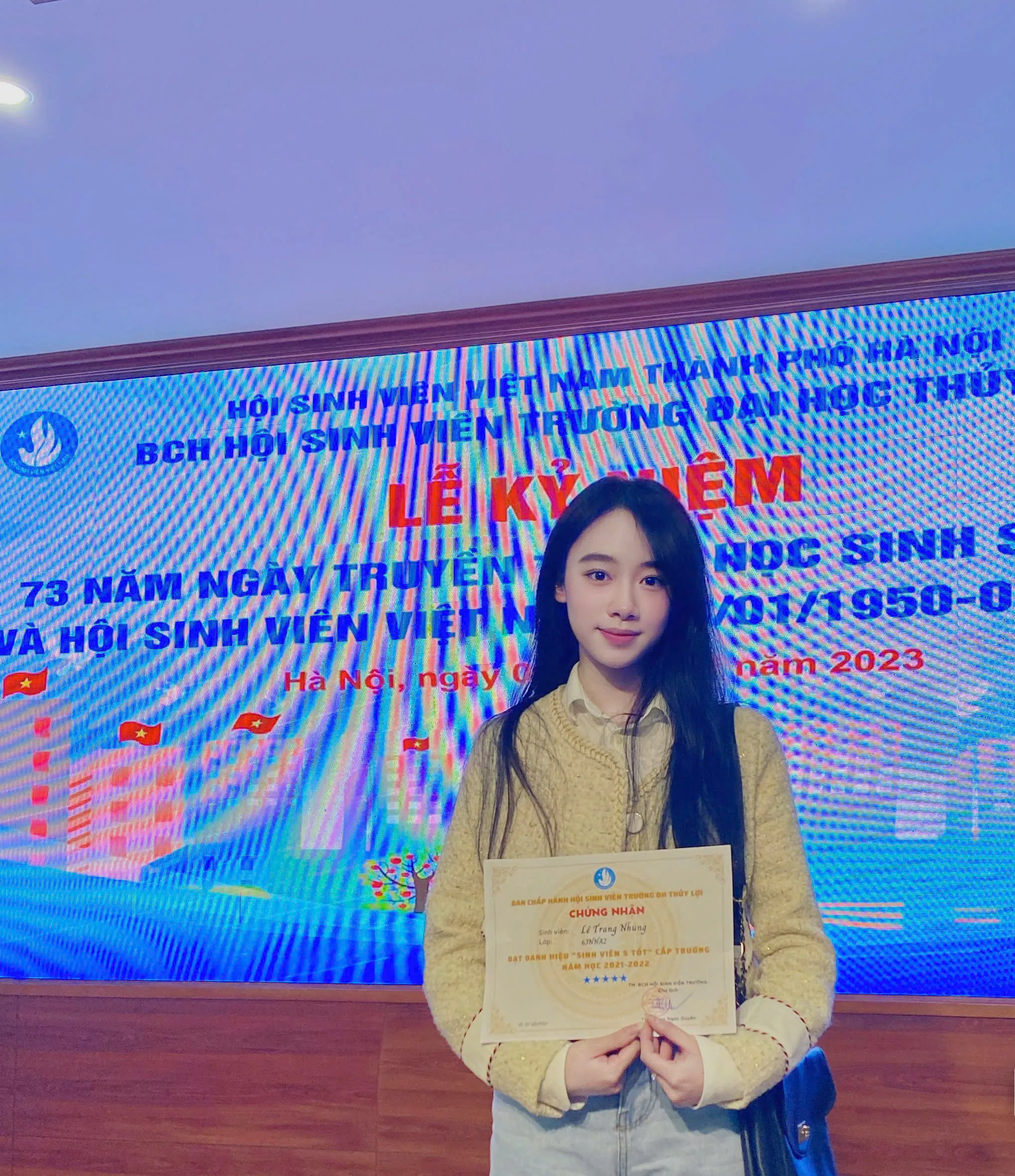 [HUMANS OF SIE] LÊ TRANG NHUNG – CỰU SINH VIÊN KHÓA 63 NGÀNH NGÔN NGỮ ANH, CÔ GÁI BẢN LĨNH VƯỢT GIỚI HẠN ĐỂ CHẠM TỚI THÀNH CÔNG