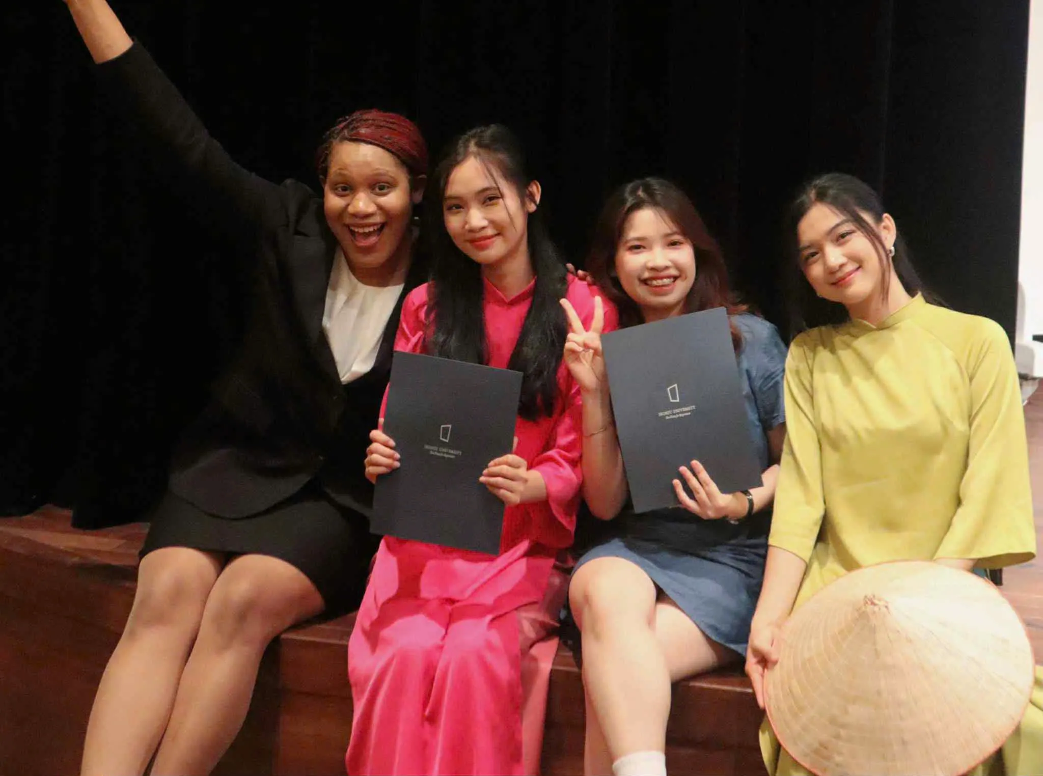 [HUMANS OF SIE] VŨ MAI LINH – HÀNH TRÌNH CỦA MỘT CÔ GÁI TỪ RỤT RÈ, MÔNG LUNG TRONG VIỆC HỌC TẬP ĐẾN CHINH PHỤC TẤM BẰNG GIỎI