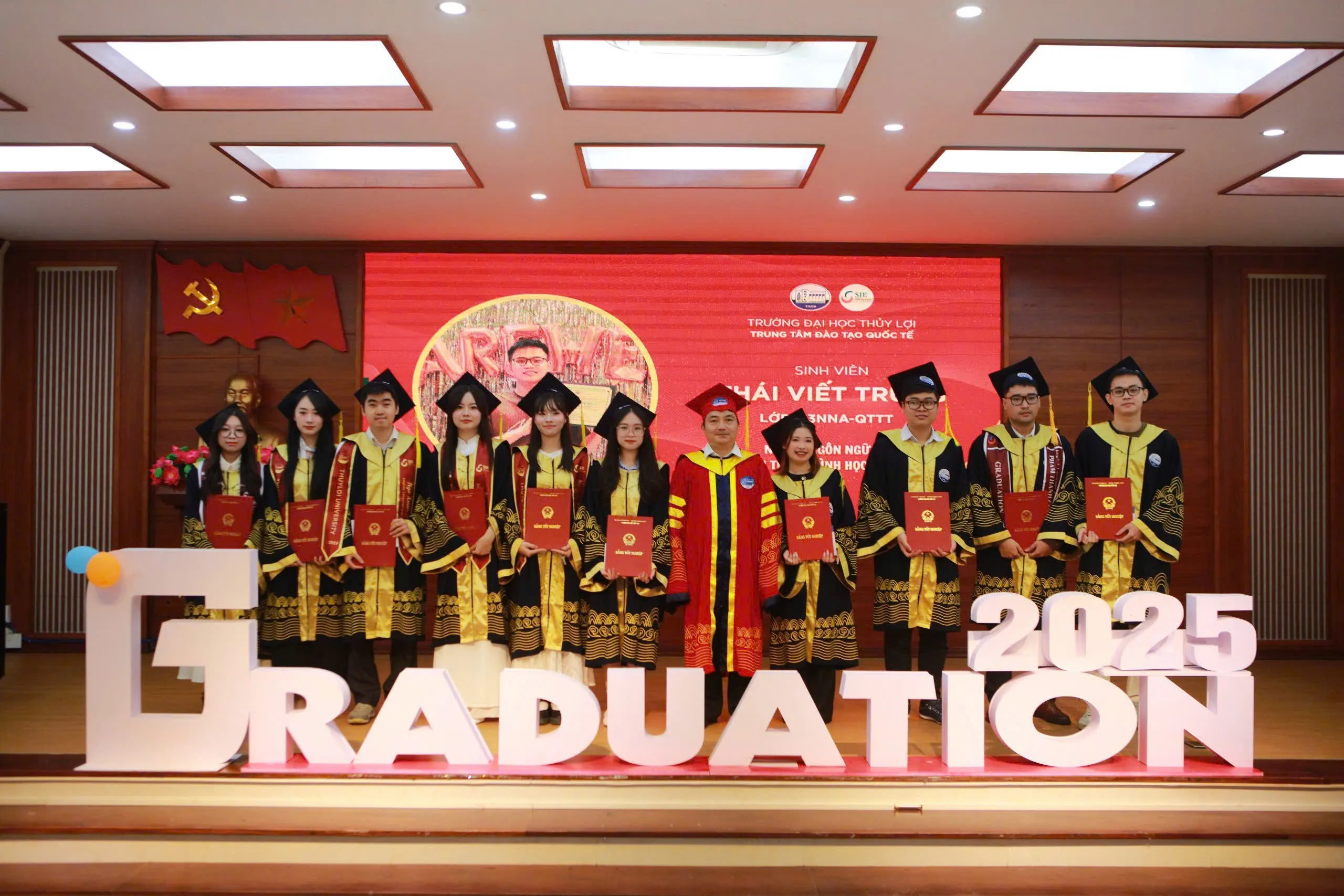 LỄ TRAO BẰNG TỐT NGHIỆP CỦA SINH VIÊN TRUNG TÂM ĐÀO TẠO QUỐC TẾ NĂM 2025