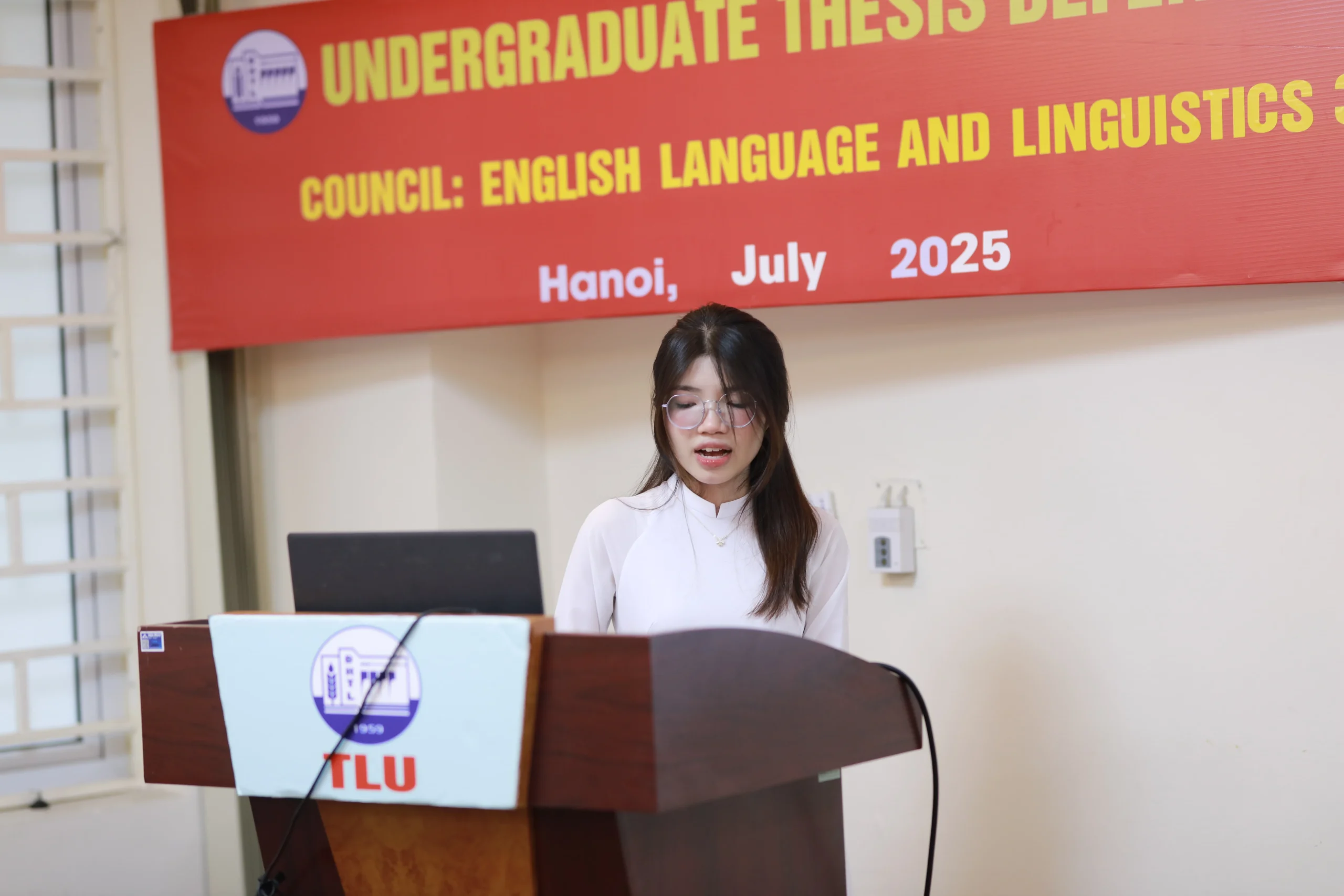 BUỔI BẢO VỆ KHÓA LUẬN TỐT NGHIỆP CỦA SINH VIÊN K63 NGÀNH NGÔN NGỮ ANH – MỘT DẤU MỐC ĐÁNG NHỚ TRÊN HÀNH TRÌNH HỌC TẬP