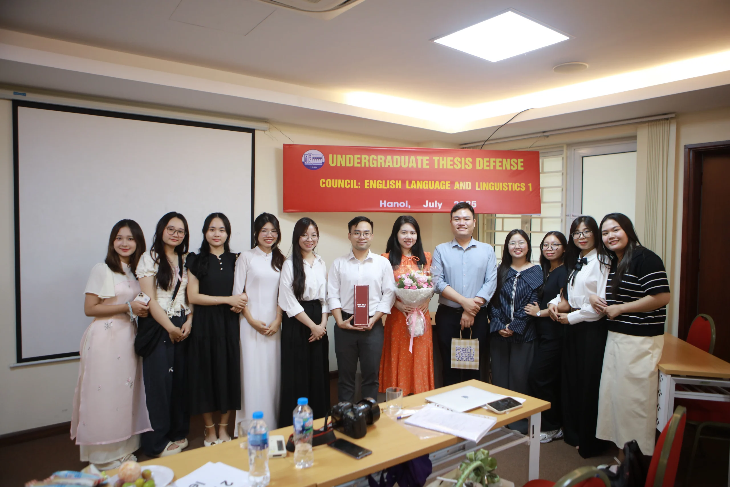 BUỔI BẢO VỆ KHÓA LUẬN TỐT NGHIỆP CỦA SINH VIÊN K63 NGÀNH NGÔN NGỮ ANH – MỘT DẤU MỐC ĐÁNG NHỚ TRÊN HÀNH TRÌNH HỌC TẬP