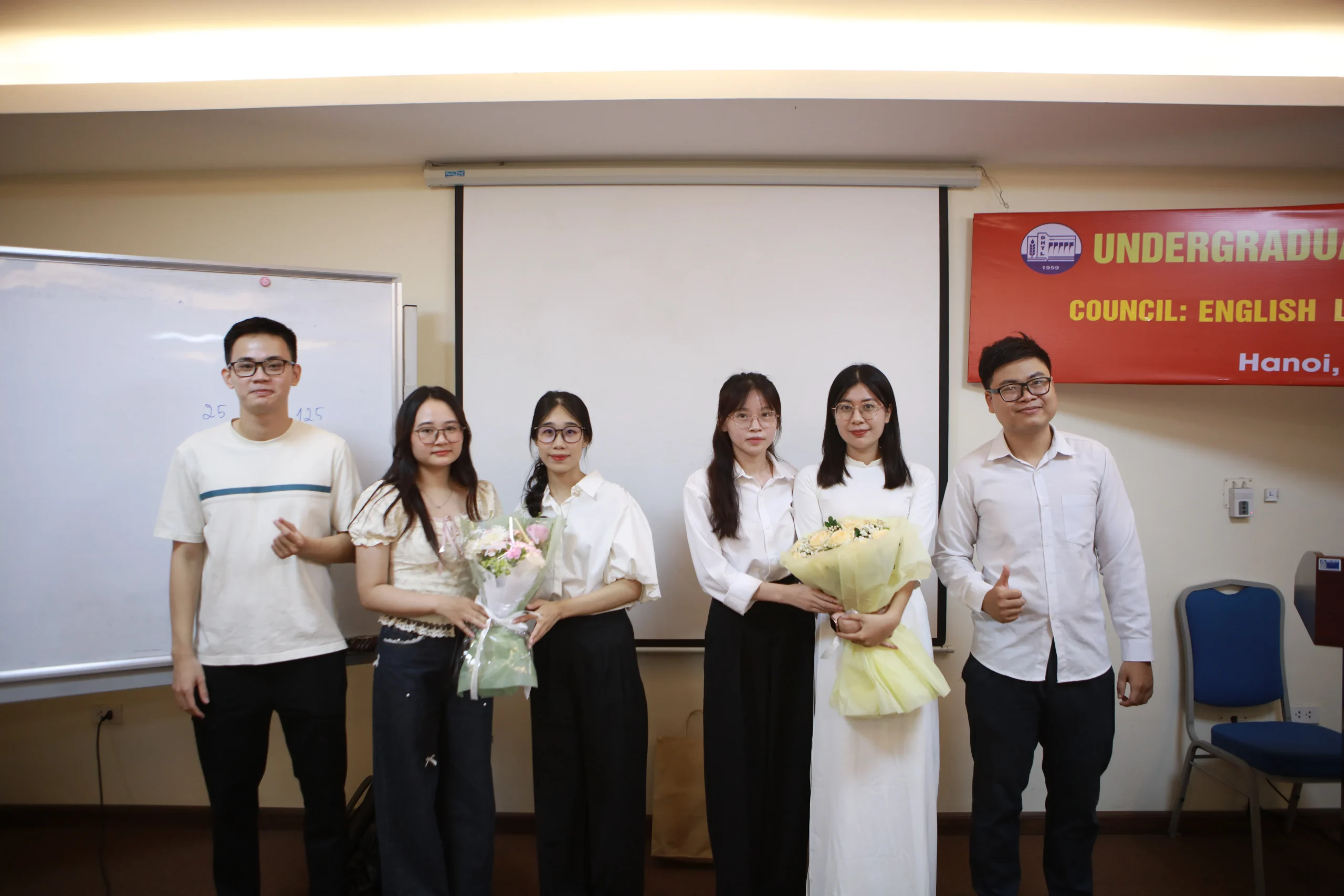 BUỔI BẢO VỆ KHÓA LUẬN TỐT NGHIỆP CỦA SINH VIÊN K63 NGÀNH NGÔN NGỮ ANH – MỘT DẤU MỐC ĐÁNG NHỚ TRÊN HÀNH TRÌNH HỌC TẬP