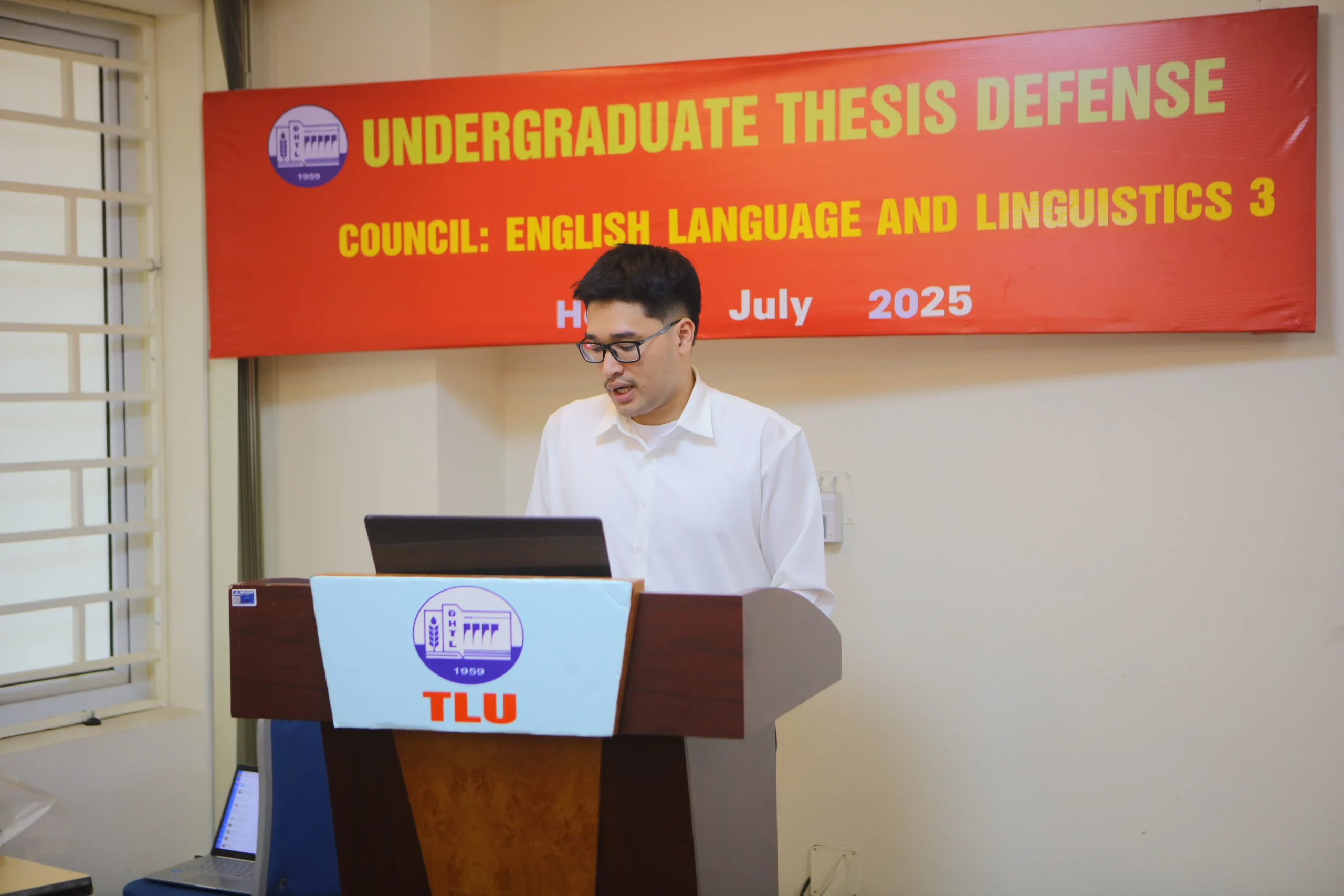 BUỔI BẢO VỆ KHÓA LUẬN TỐT NGHIỆP CỦA SINH VIÊN K63 NGÀNH NGÔN NGỮ ANH – MỘT DẤU MỐC ĐÁNG NHỚ TRÊN HÀNH TRÌNH HỌC TẬP