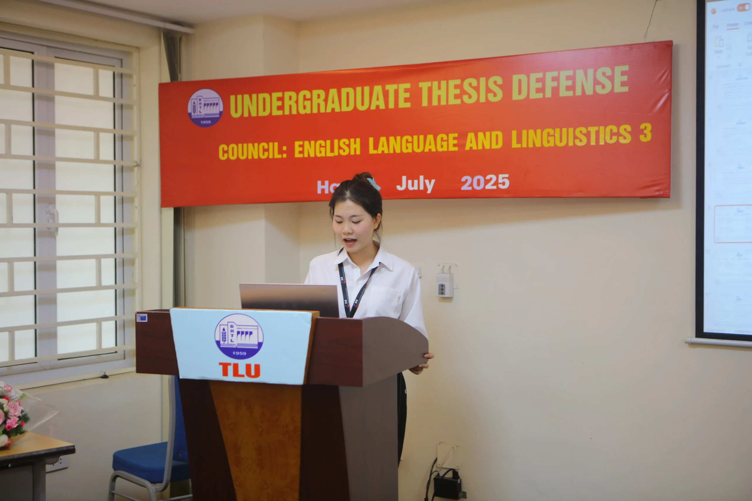 BUỔI BẢO VỆ KHÓA LUẬN TỐT NGHIỆP CỦA SINH VIÊN K63 NGÀNH NGÔN NGỮ ANH – MỘT DẤU MỐC ĐÁNG NHỚ TRÊN HÀNH TRÌNH HỌC TẬP