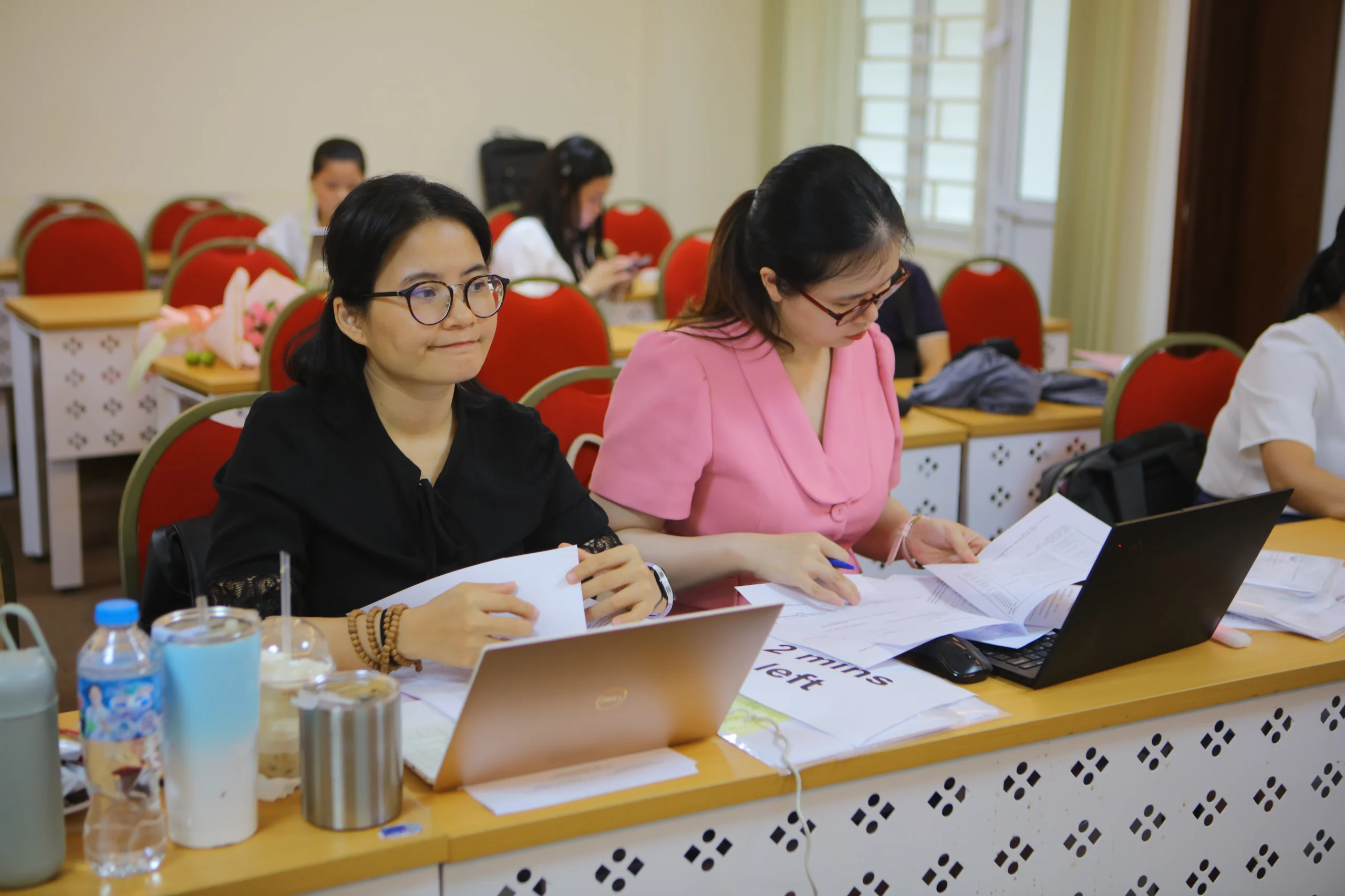 BUỔI BẢO VỆ KHÓA LUẬN TỐT NGHIỆP CỦA SINH VIÊN K63 NGÀNH NGÔN NGỮ ANH – MỘT DẤU MỐC ĐÁNG NHỚ TRÊN HÀNH TRÌNH HỌC TẬP