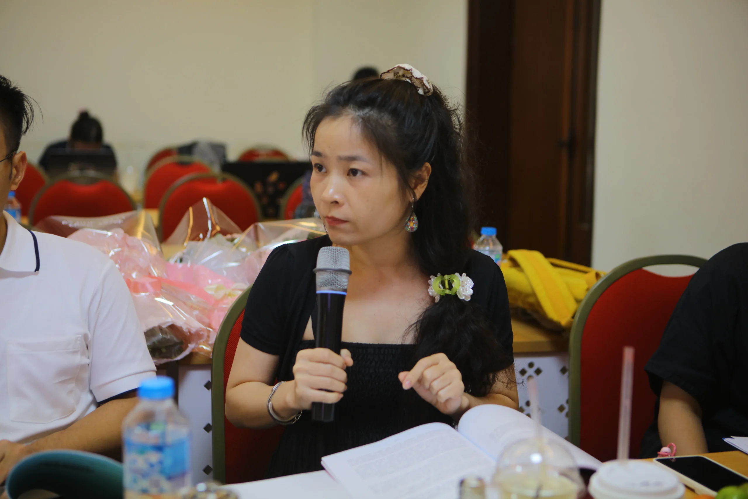 BUỔI BẢO VỆ KHÓA LUẬN TỐT NGHIỆP CỦA SINH VIÊN K63 NGÀNH NGÔN NGỮ ANH – MỘT DẤU MỐC ĐÁNG NHỚ TRÊN HÀNH TRÌNH HỌC TẬP