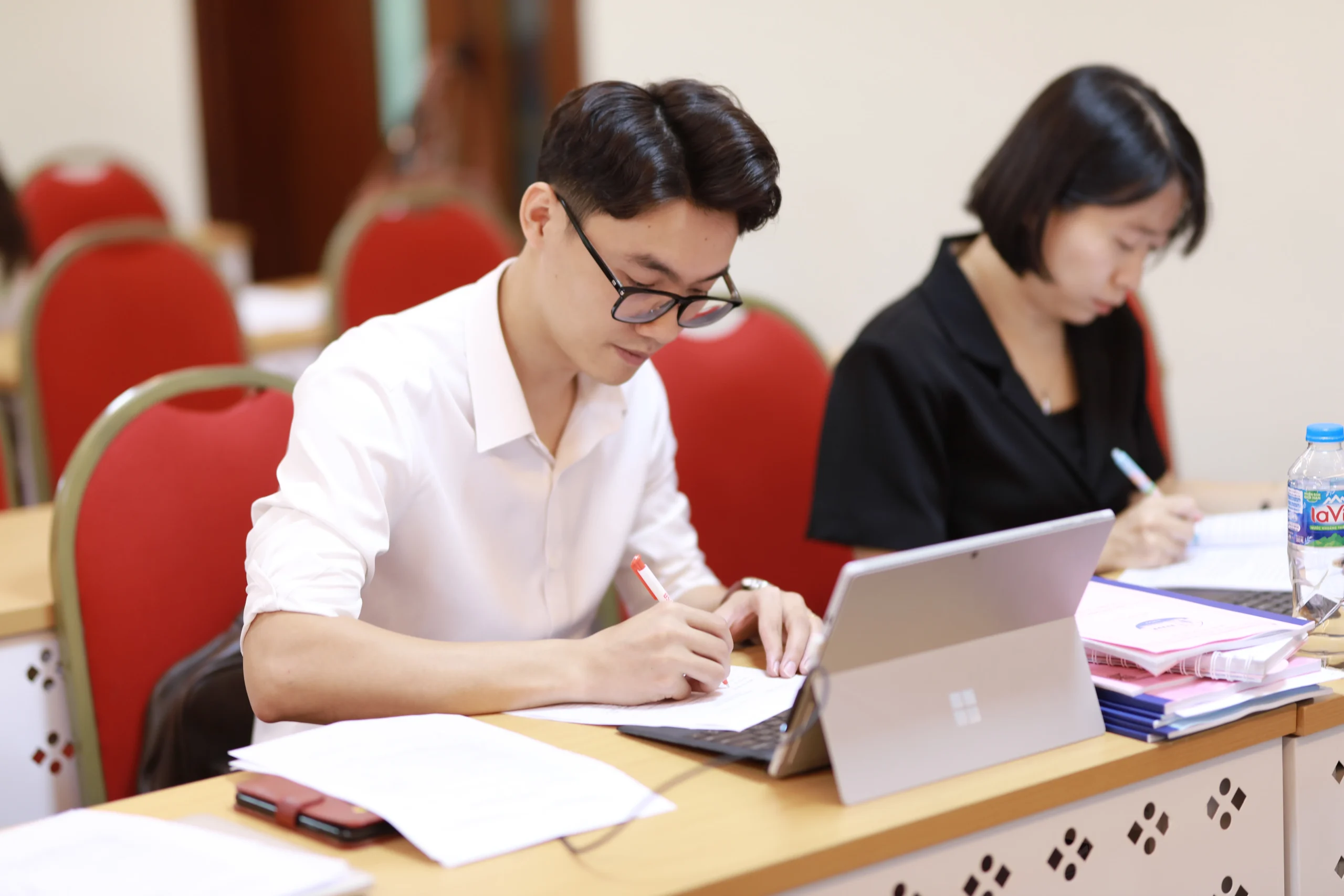 BUỔI BẢO VỆ KHÓA LUẬN TỐT NGHIỆP CỦA SINH VIÊN K63 NGÀNH NGÔN NGỮ ANH – MỘT DẤU MỐC ĐÁNG NHỚ TRÊN HÀNH TRÌNH HỌC TẬP