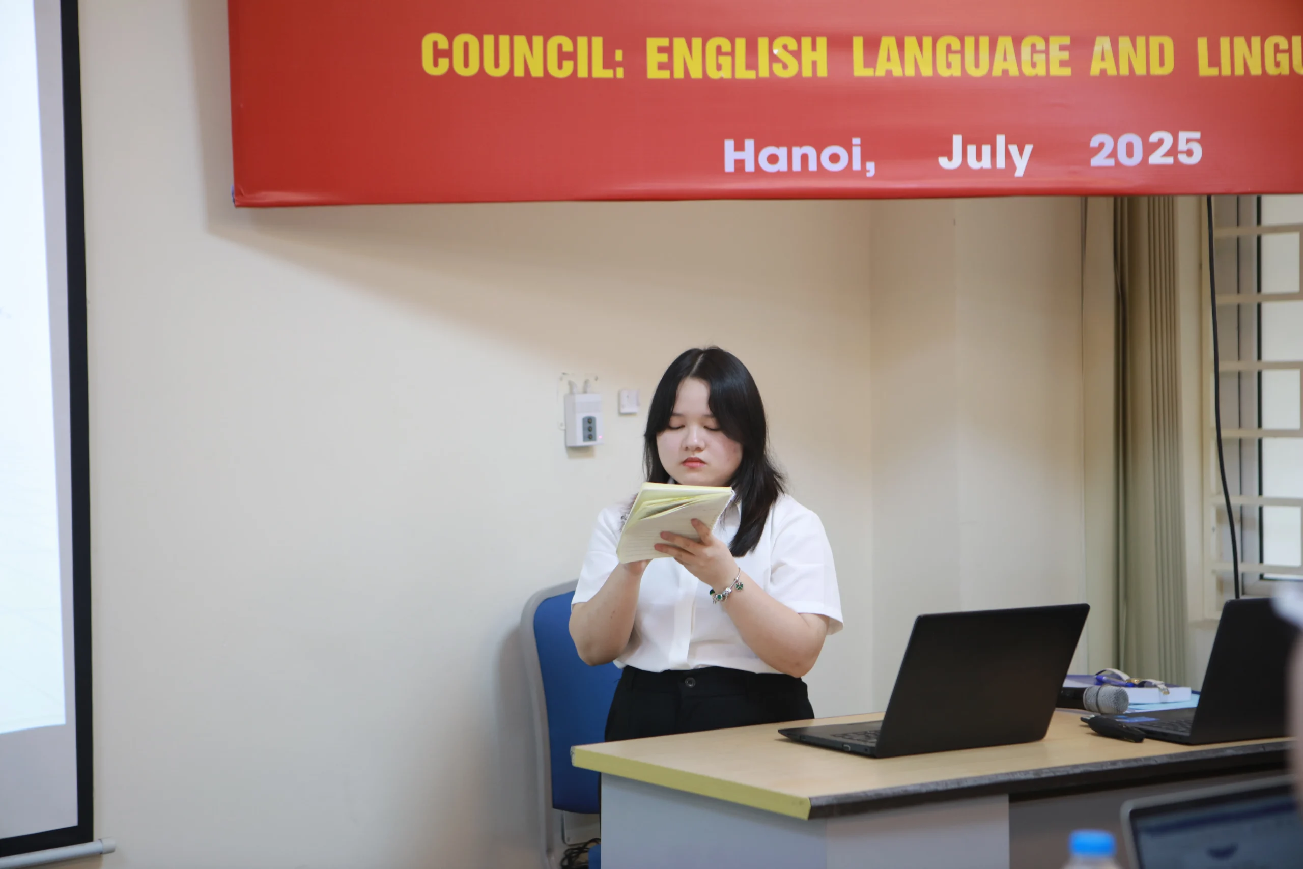 BUỔI BẢO VỆ KHÓA LUẬN TỐT NGHIỆP CỦA SINH VIÊN K63 NGÀNH NGÔN NGỮ ANH – MỘT DẤU MỐC ĐÁNG NHỚ TRÊN HÀNH TRÌNH HỌC TẬP