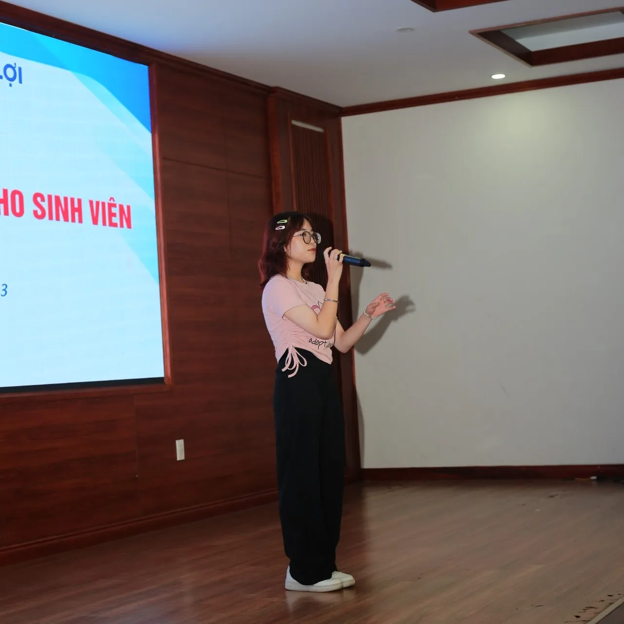 CUỘC THI OLYMPIC TIẾNG ANH DÀNH CHO SINH VIÊN NĂM 2023