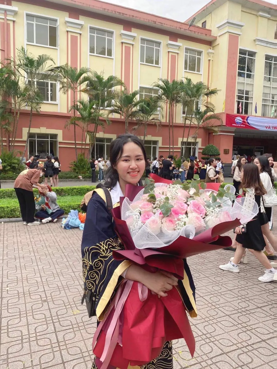 [HUMANS OF SIE] PHẠM THỊ BẠCH QUỲNH – CÔ SINH VIÊN KHÔNG CHỈ ĐẠT THÀNH TÍCH XUẤT SẮC TRONG HỌC TẬP MÀ CÒN NĂNG NỔ TRONG CÁC HOẠT ĐỘNG ĐOÀN – HỘI