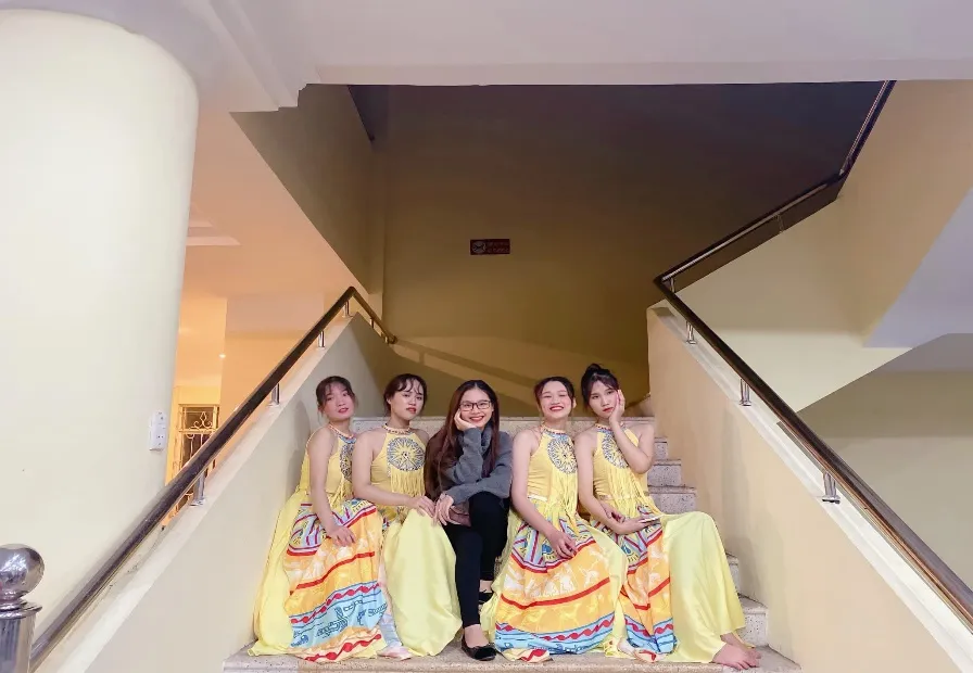 [HUMANS OF SIE] PHẠM THỊ BẠCH QUỲNH – CÔ SINH VIÊN KHÔNG CHỈ ĐẠT THÀNH TÍCH XUẤT SẮC TRONG HỌC TẬP MÀ CÒN NĂNG NỔ TRONG CÁC HOẠT ĐỘNG ĐOÀN – HỘI