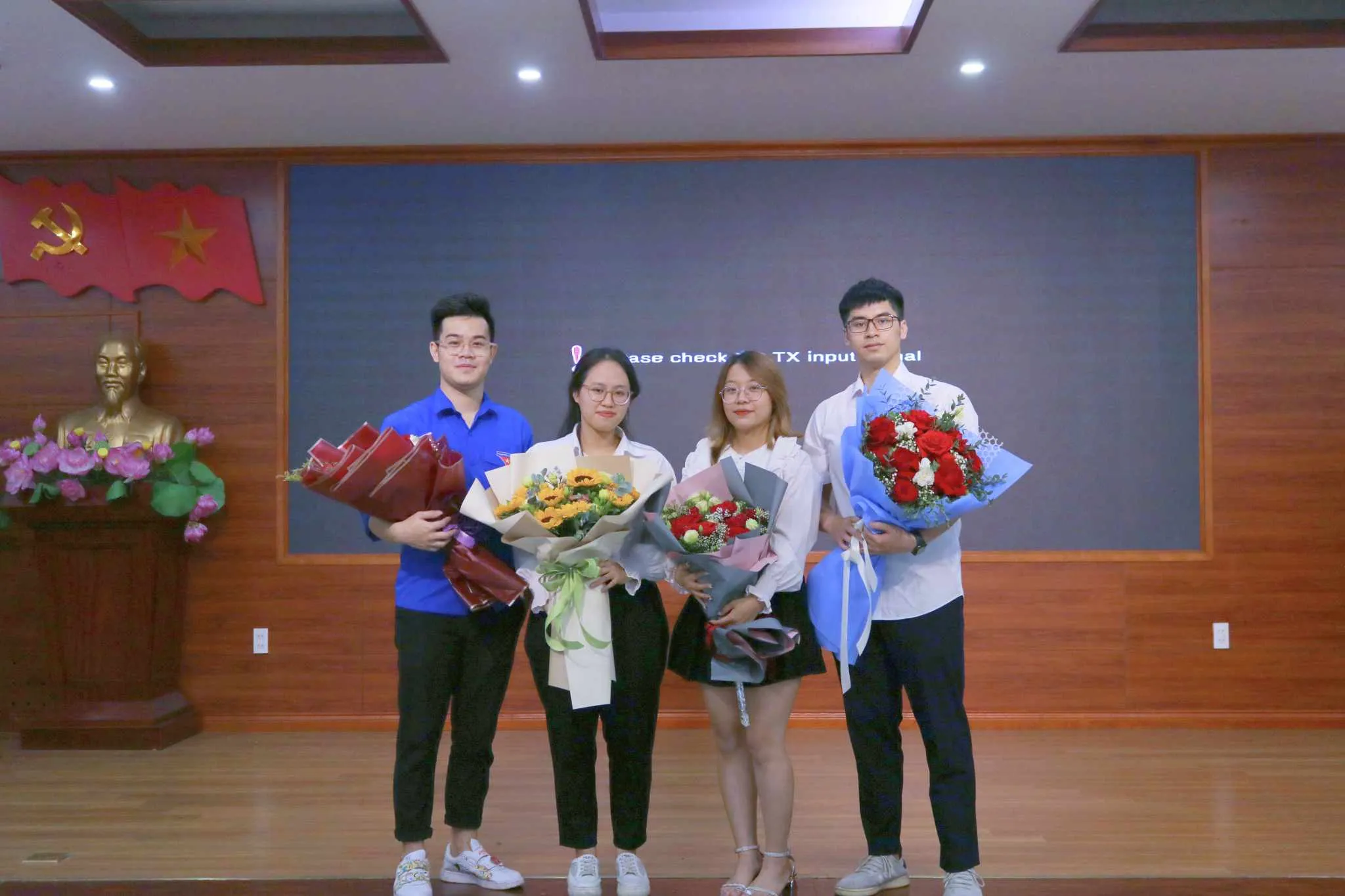 [HUMANS OF SIE] PHẠM THỊ BẠCH QUỲNH – CÔ SINH VIÊN KHÔNG CHỈ ĐẠT THÀNH TÍCH XUẤT SẮC TRONG HỌC TẬP MÀ CÒN NĂNG NỔ TRONG CÁC HOẠT ĐỘNG ĐOÀN – HỘI