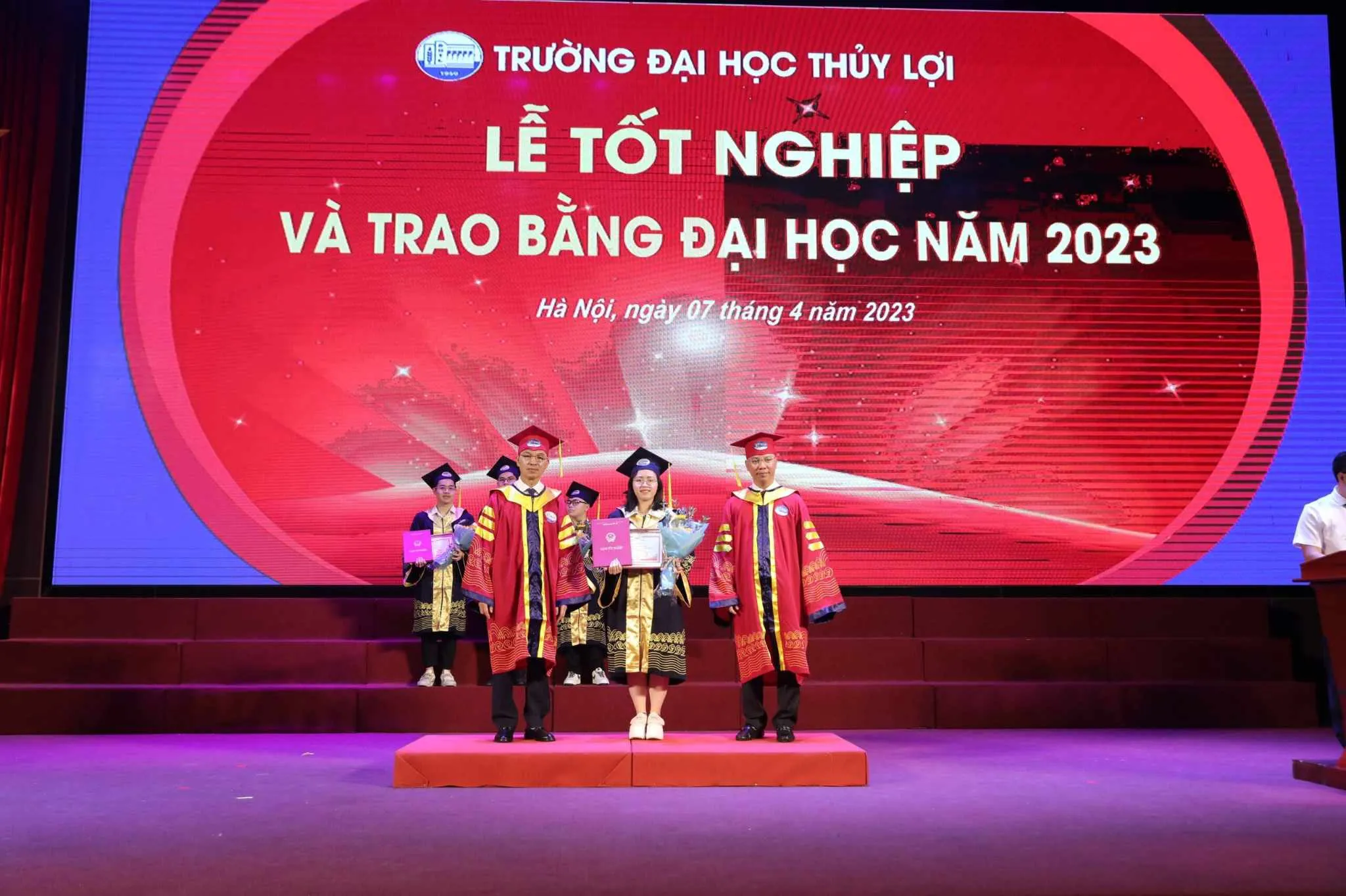 [HUMANS OF SIE] PHẠM THỊ BẠCH QUỲNH – CÔ SINH VIÊN KHÔNG CHỈ ĐẠT THÀNH TÍCH XUẤT SẮC TRONG HỌC TẬP MÀ CÒN NĂNG NỔ TRONG CÁC HOẠT ĐỘNG ĐOÀN – HỘI