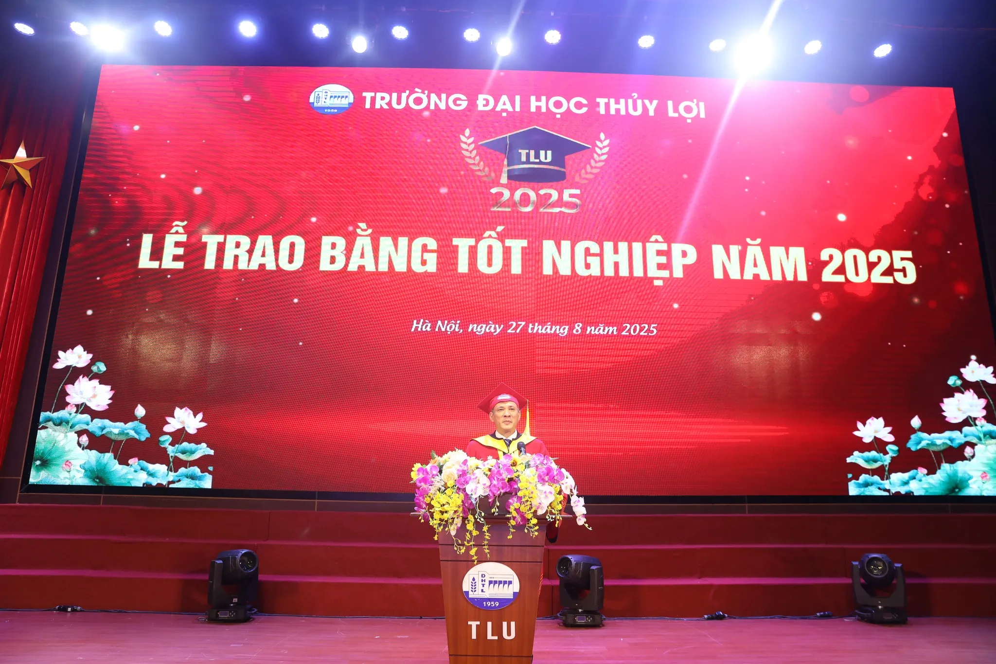 TRƯỜNG ĐẠI HỌC THỦY LỢI TỔ CHỨC LỄ TRAO BẰNG TỐT NGHIỆP ĐỢT 2 NĂM 2025