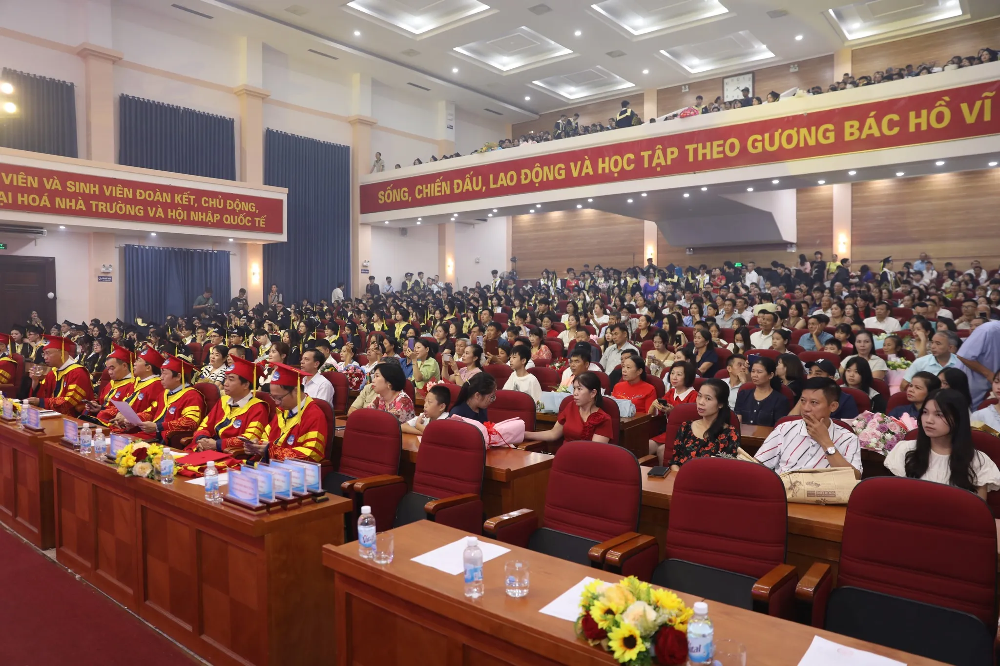 TRƯỜNG ĐẠI HỌC THỦY LỢI TỔ CHỨC LỄ TRAO BẰNG TỐT NGHIỆP ĐỢT 2 NĂM 2025