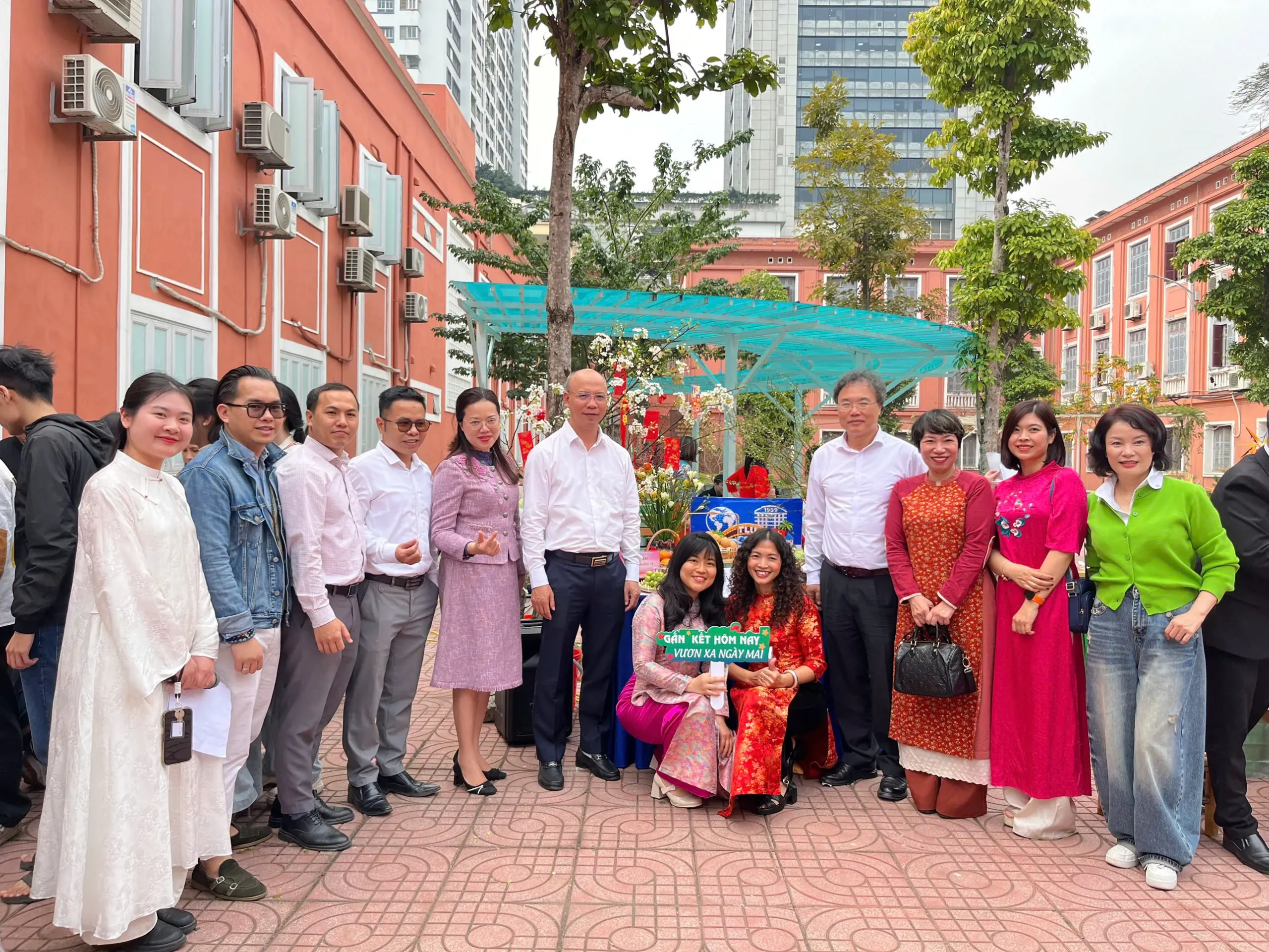 Khi thầy cô Trung tâm Đào tạo Quốc tế “xuống bếp” thắp lửa yêu thương tại TLU