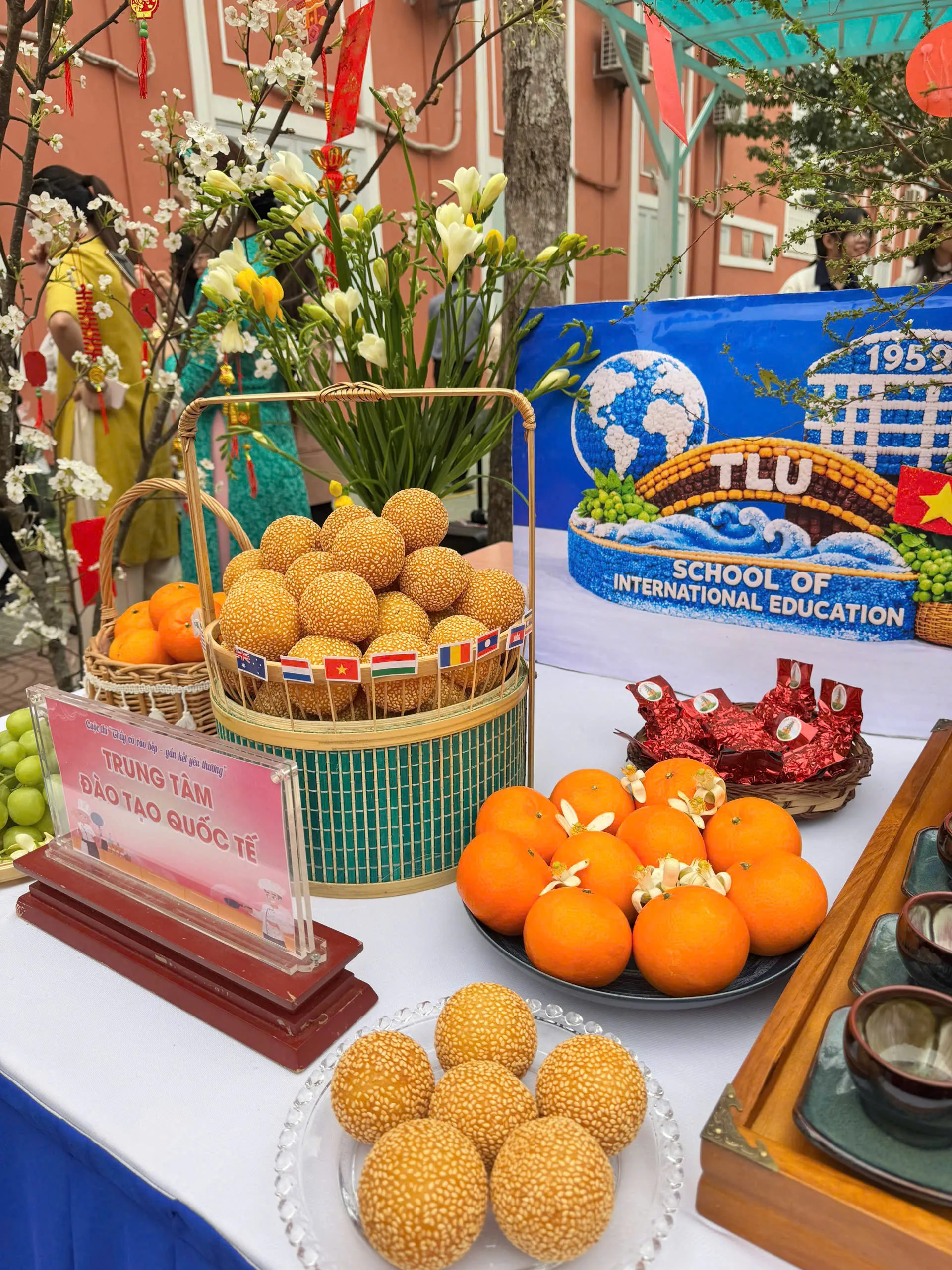 Khi thầy cô Trung tâm Đào tạo Quốc tế “xuống bếp” thắp lửa yêu thương tại TLU