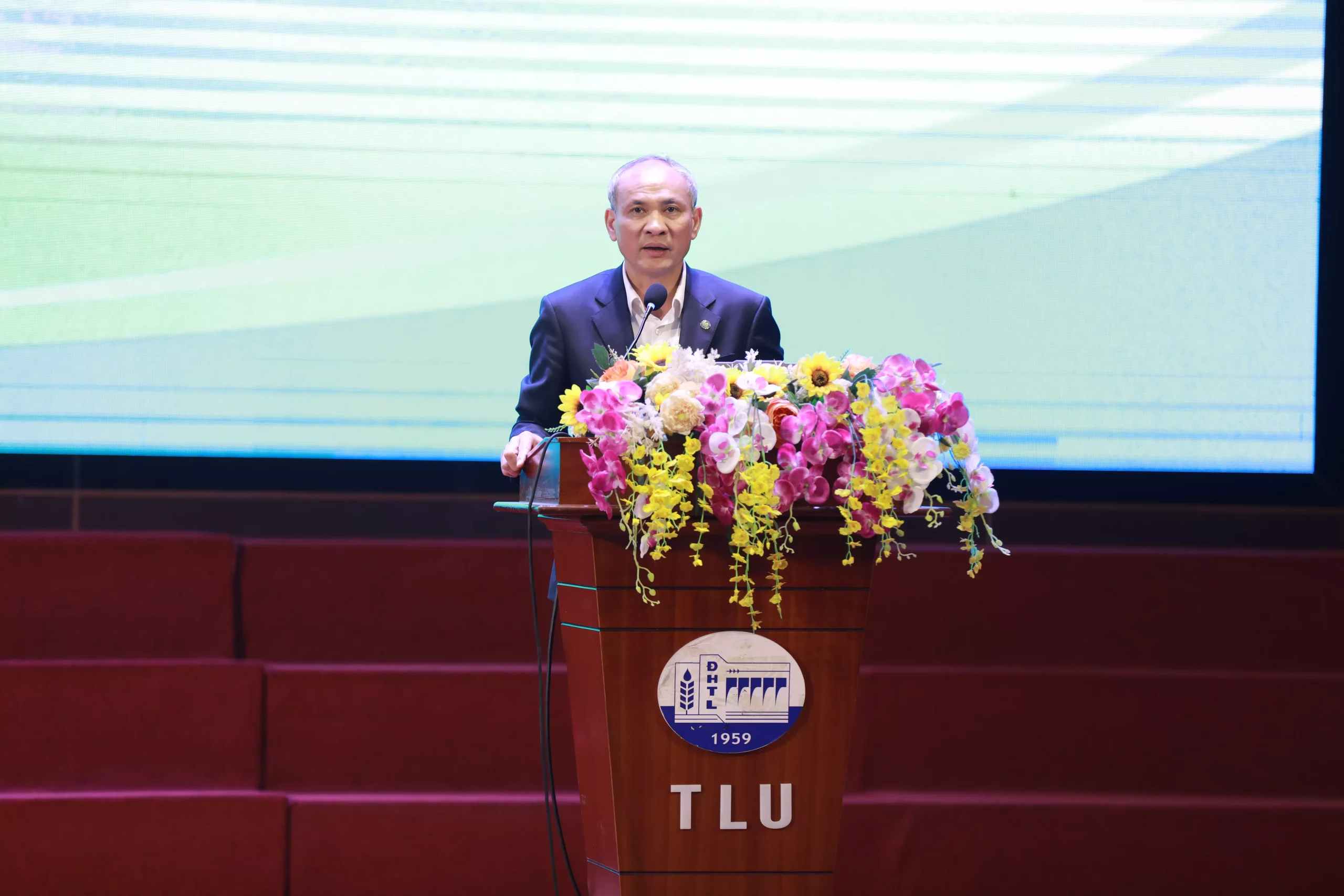 Lãnh đạo Trường Đại học Thủy lợi đối thoại trực tiếp với sinh viên