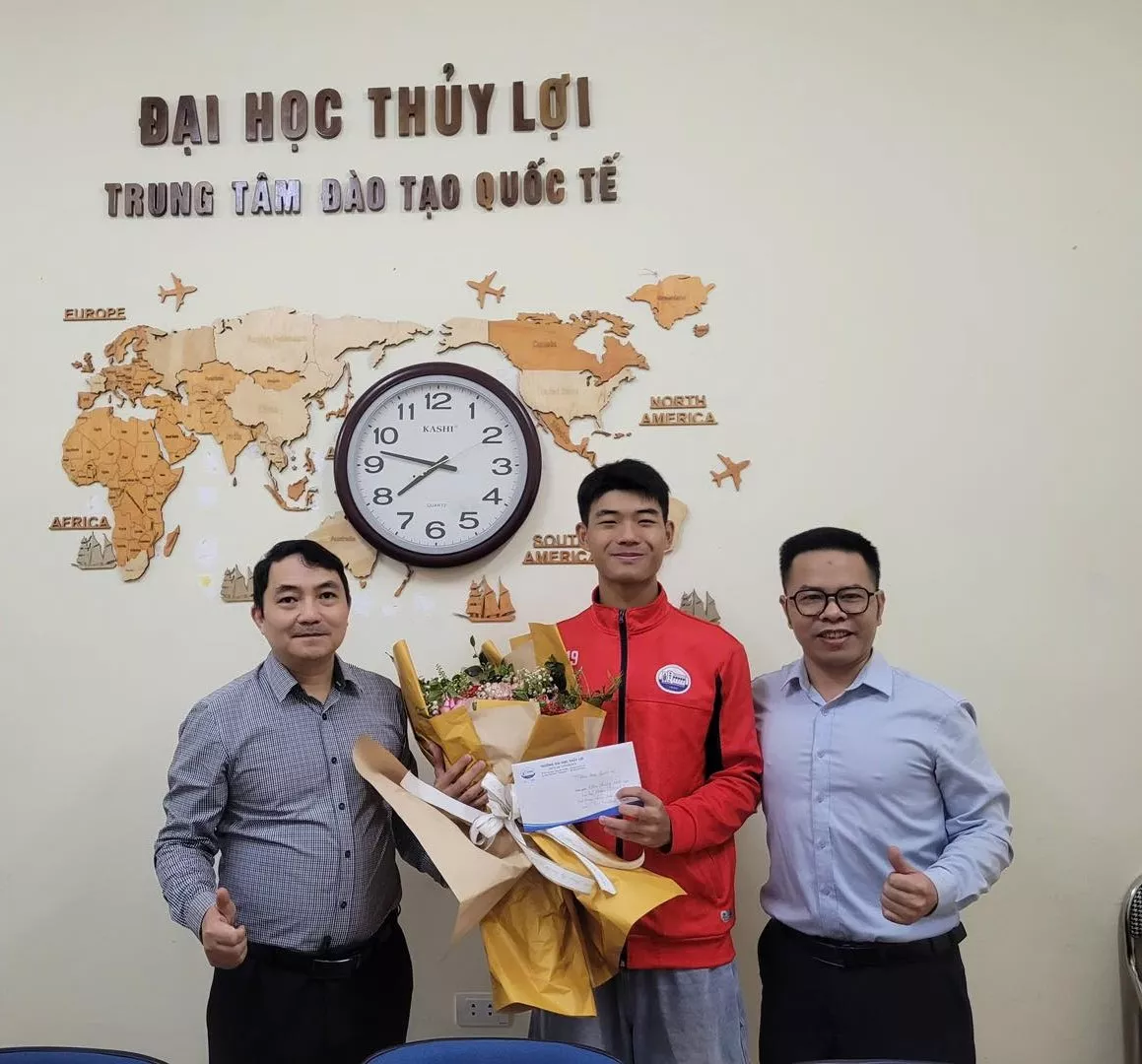 Bản lĩnh sinh viên Chương trình Tiên tiến: Khi đam mê sân cỏ vươn tầm quốc tế