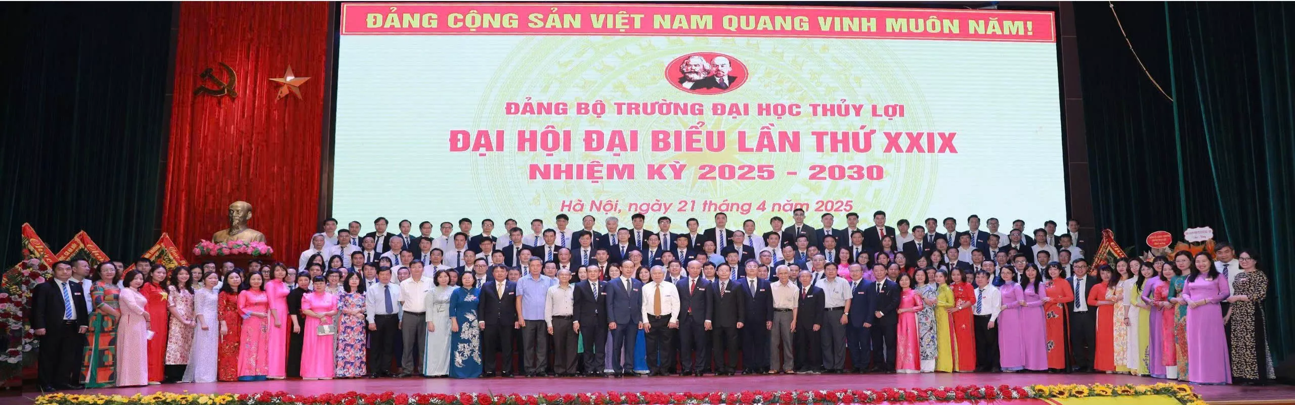 Trao tặng Huy hiệu 30 năm tuổi Đảng cho các đảng viên của Trường Đại học Thủy lợi