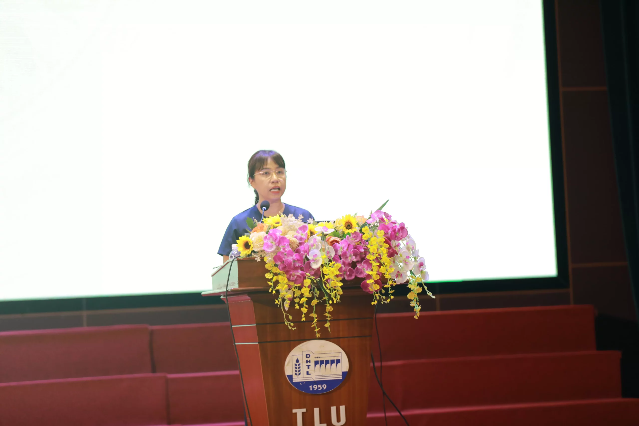 Trao tặng Huy hiệu 30 năm tuổi Đảng cho các đảng viên của Trường Đại học Thủy lợi