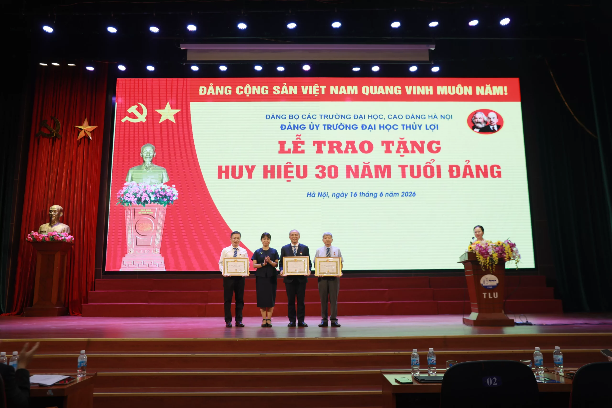 Trao tặng Huy hiệu 30 năm tuổi Đảng cho các đảng viên của Trường Đại học Thủy lợi