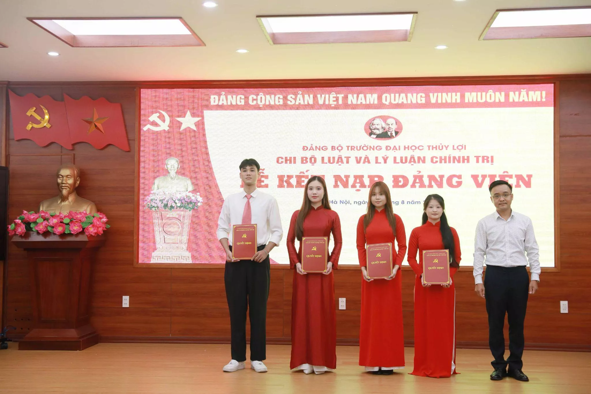 Trường Đại học Thủy lợi tổ chức Lễ kết nạp Đảng cho 18 quần chúng ưu tú thuộc 6 chi bộ