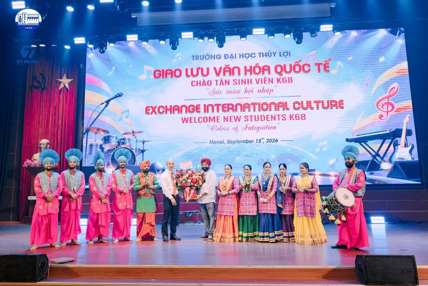 Lan tỏa sắc màu văn hóa quốc tế trong đêm Chào tân sinh viên K68